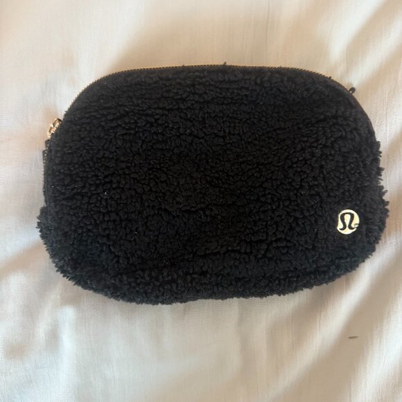 Lululemon Sherpa Belt Bag - Picture 1 of 2